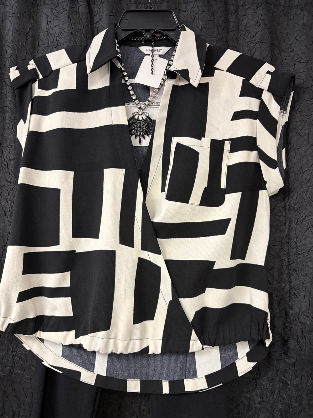 Nine West Black & White Geometric Short Sleeve Blouse